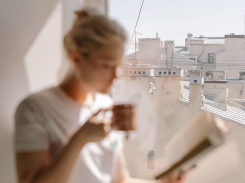Solitude não é solidão: o que morar sozinha pode ensinar sobre autoconhecimento