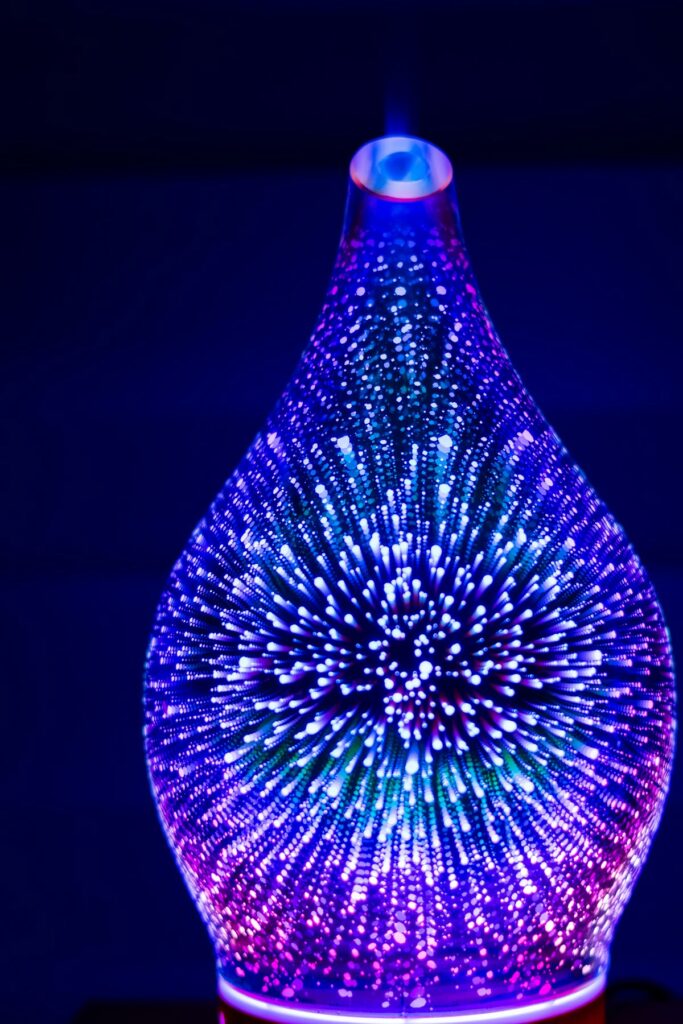 difusor de aromas portátil com névoa e luz suave em ambiente relaxante