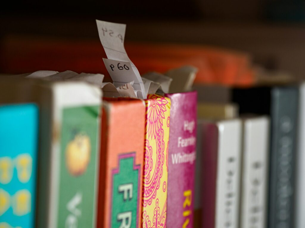 Livro aberto com marcador de página, hábito de leitura ativa