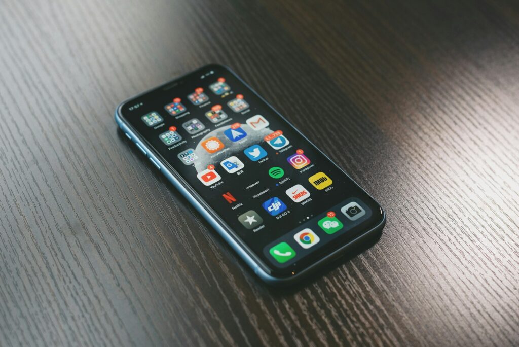 Celular exibindo várias notificações na tela, ilustrando sobrecarga digital