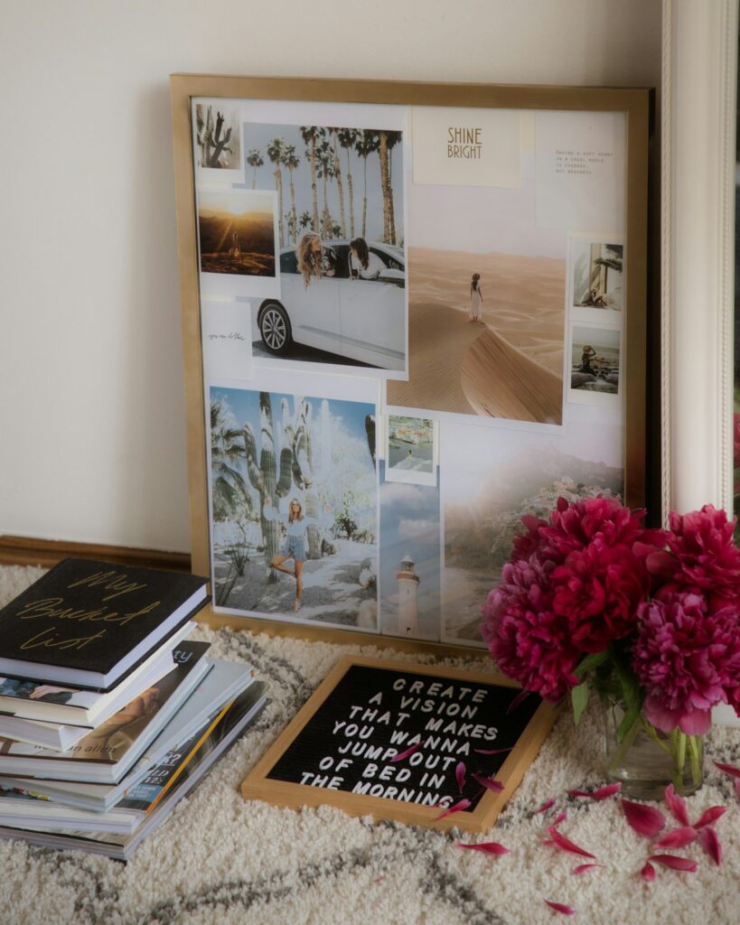 quadro de cortiça com fotos e recados fixados na parede