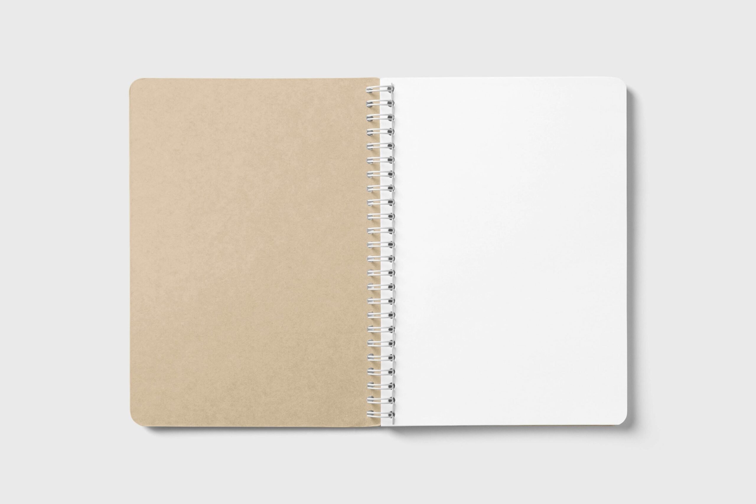 Planner espiral aberto com capa kraft sobre fundo neutro