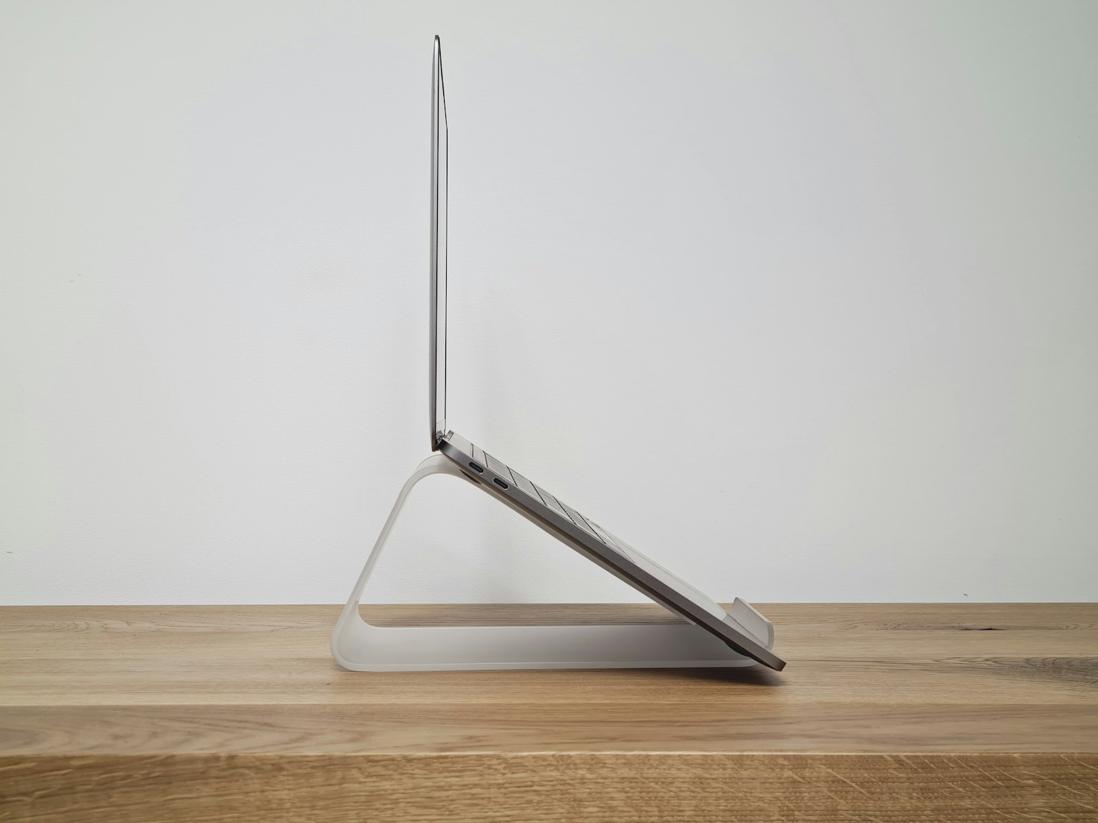 Notebook elevado em suporte dobrável com teclado externo, ergonomia no home office