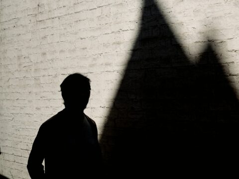 Trabalho da Sombra: o Que é e Como Começar Esse Processo de Autoconhecimento com Segurança