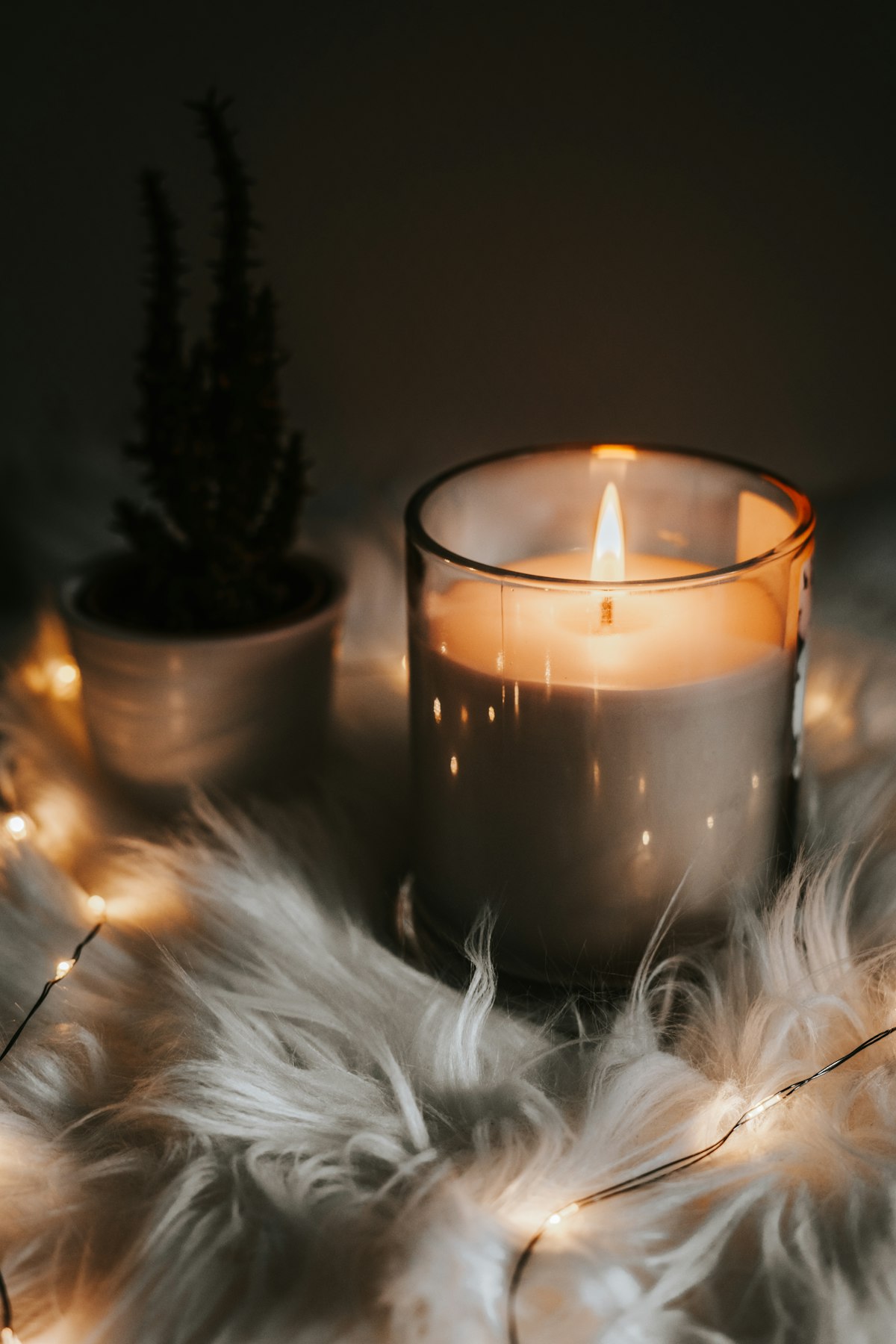 Vela aromática artesanal acesa, usada como âncora sensorial em rituais leves