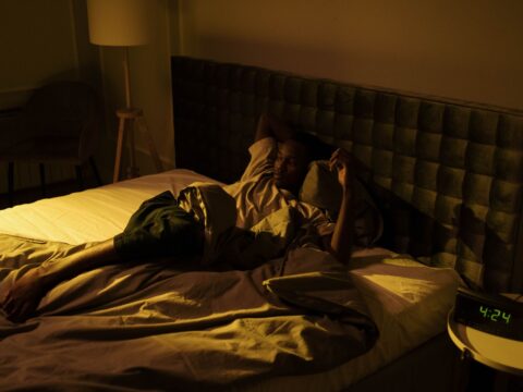 Acordar de Madrugada e Não Conseguir Dormir: 8 Causas e o Que Fazer