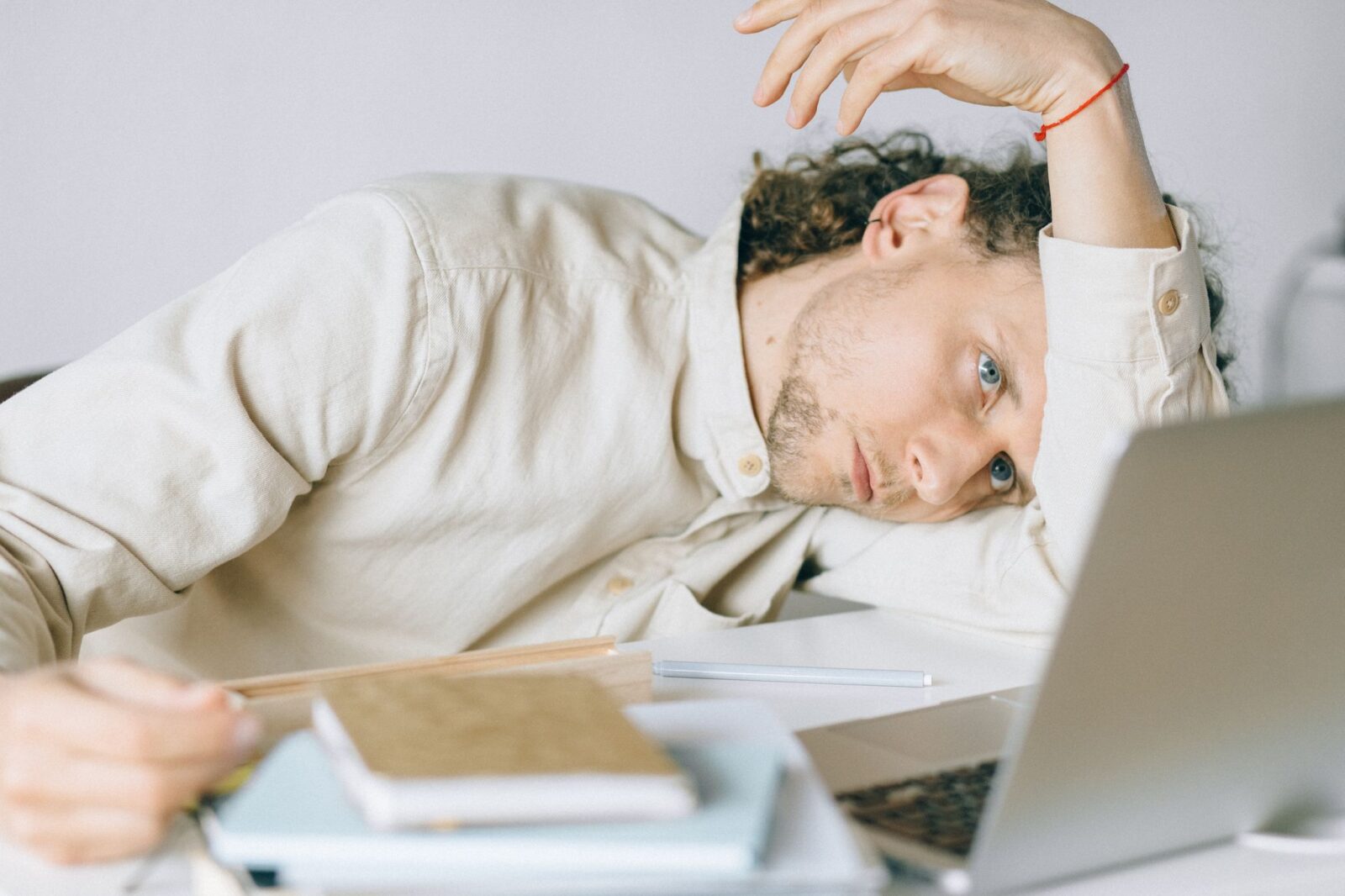 Ansiedade no trabalho: homem estressado e cansado diante da mesa de trabalho