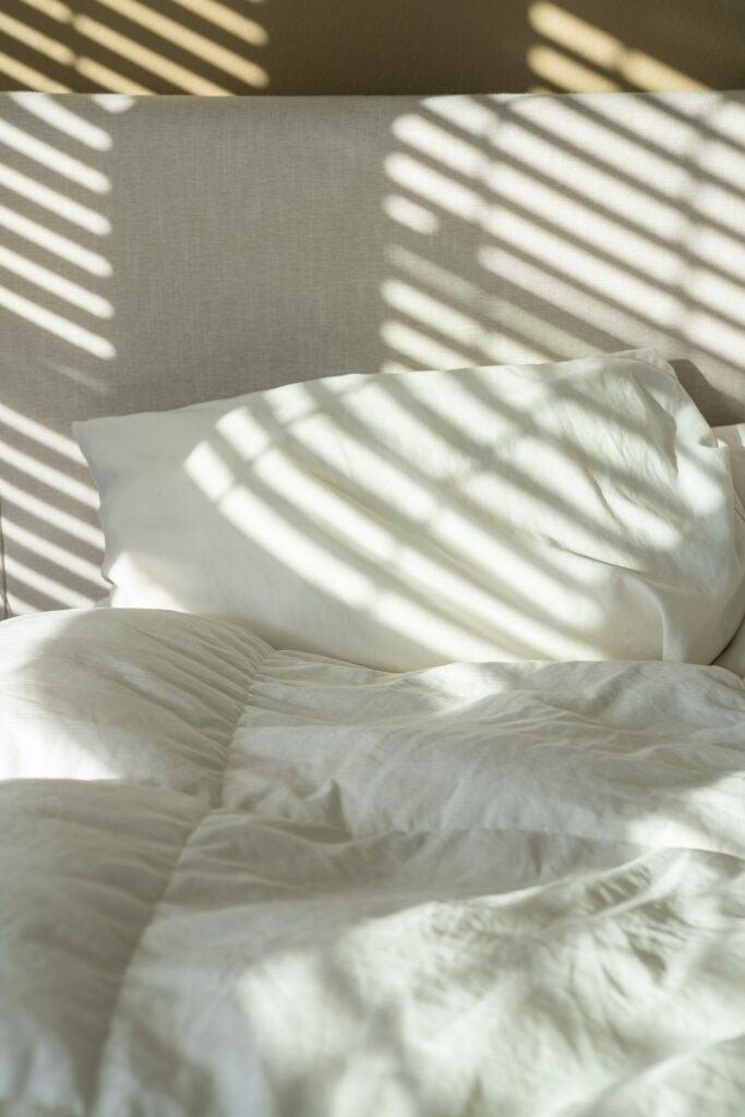 bed rotting: cama desfeita representando descanso prolongado na cama
