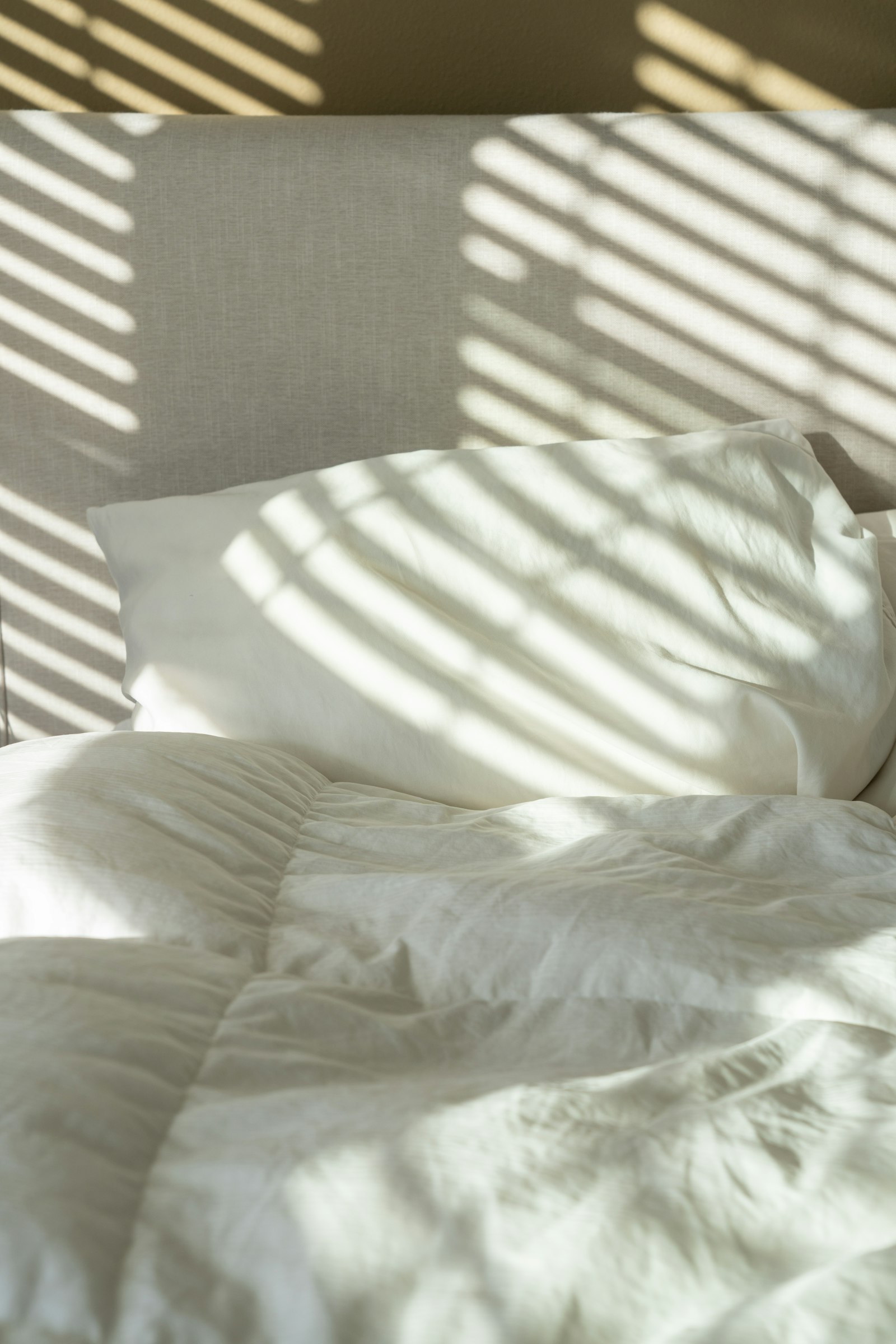 bed rotting: cama desfeita representando descanso prolongado na cama