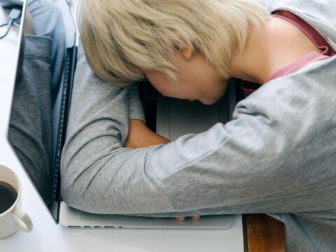 Cansaço Mental: 7 Sinais, Causas e Como Recuperar a Energia