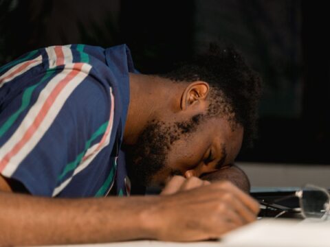 Cochilo Estratégico: Como Tirar um Power Nap Sem Prejudicar o Sono da Noite