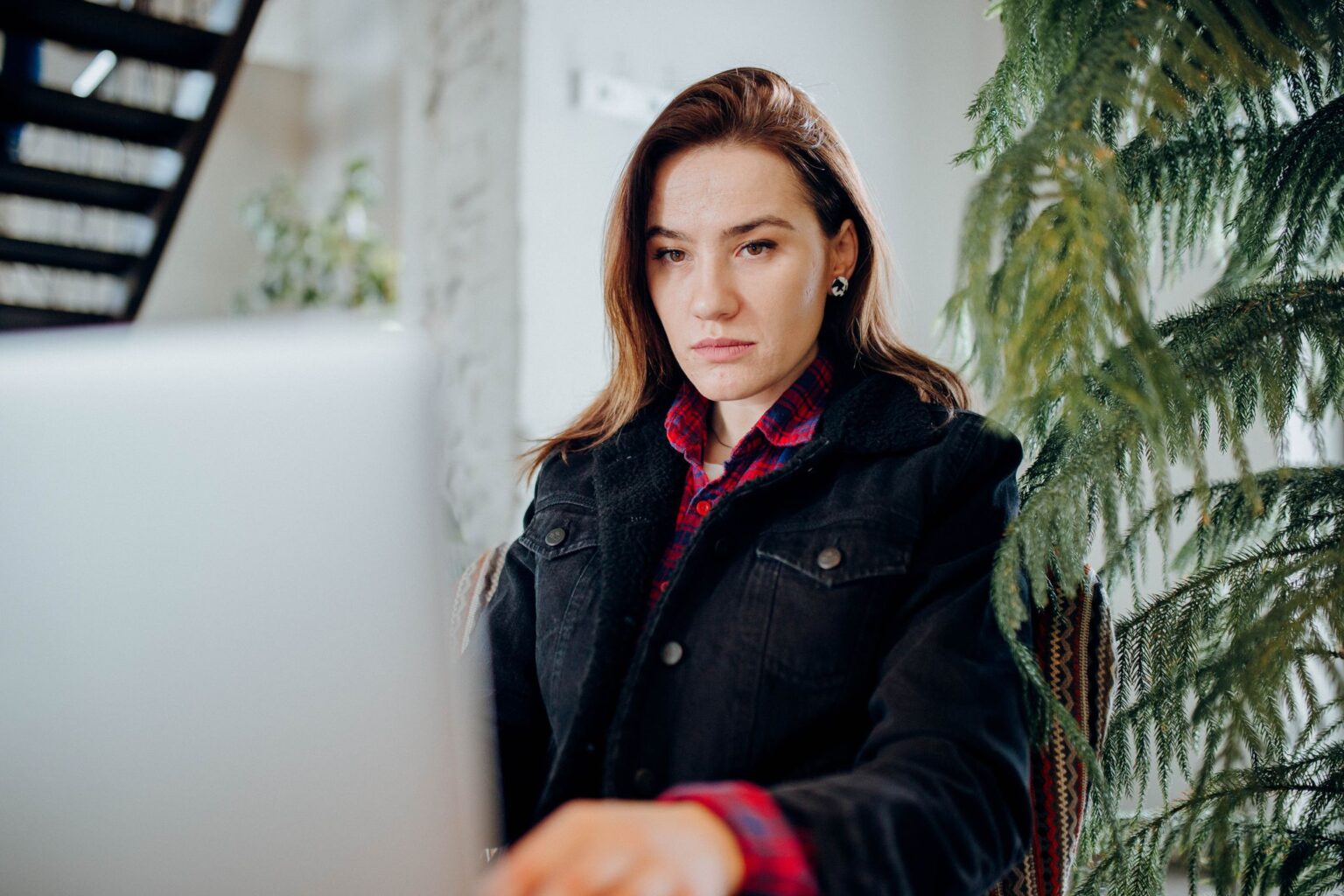 Concentração: mulher focada trabalhando no notebook
