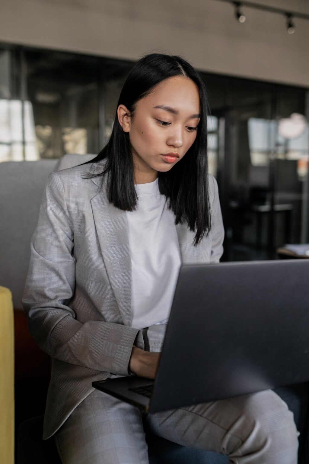 Como melhorar a concentração: mulher atenta à tela do computador