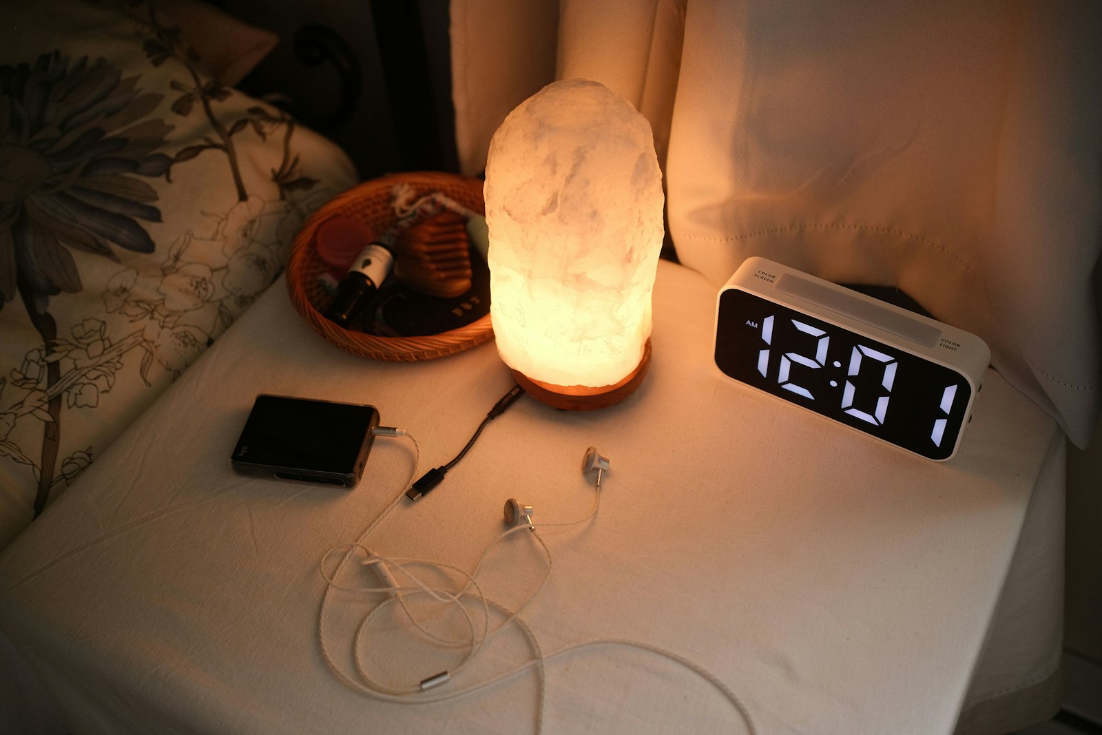 Despertador com luz de amanhecer na mesa de cabeceira