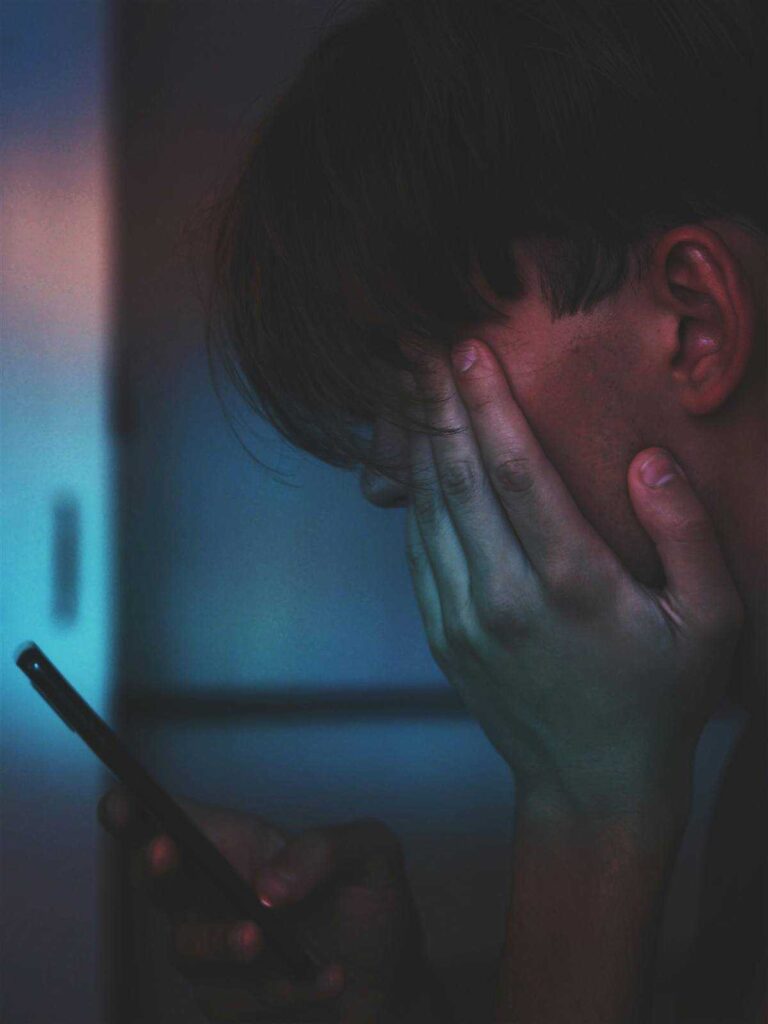Doomscrolling: pessoa rolando o celular compulsivamente à noite