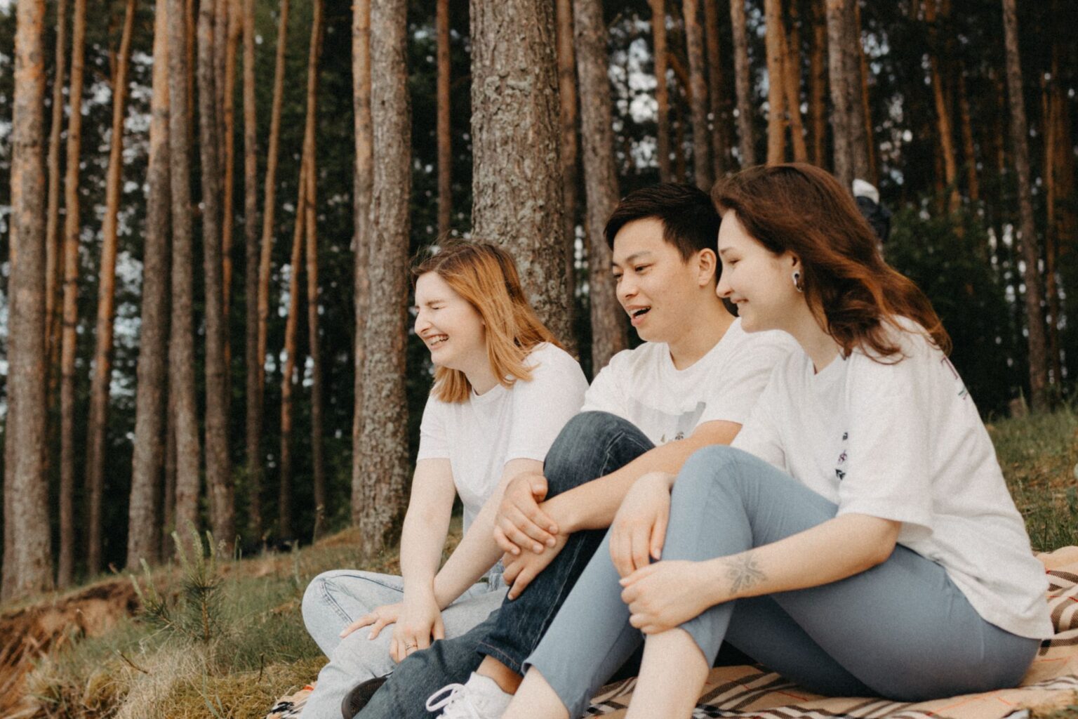 Felicidade: amigos rindo juntos ao ar livre