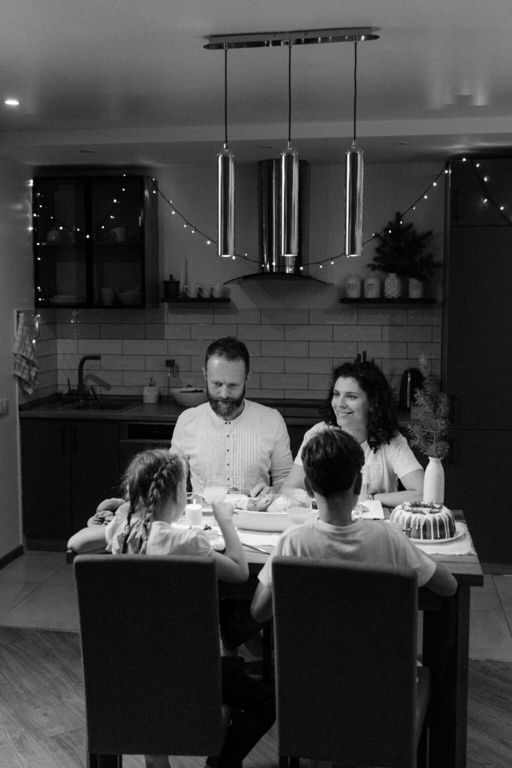 Felicidade em família: jantar juntos à mesa