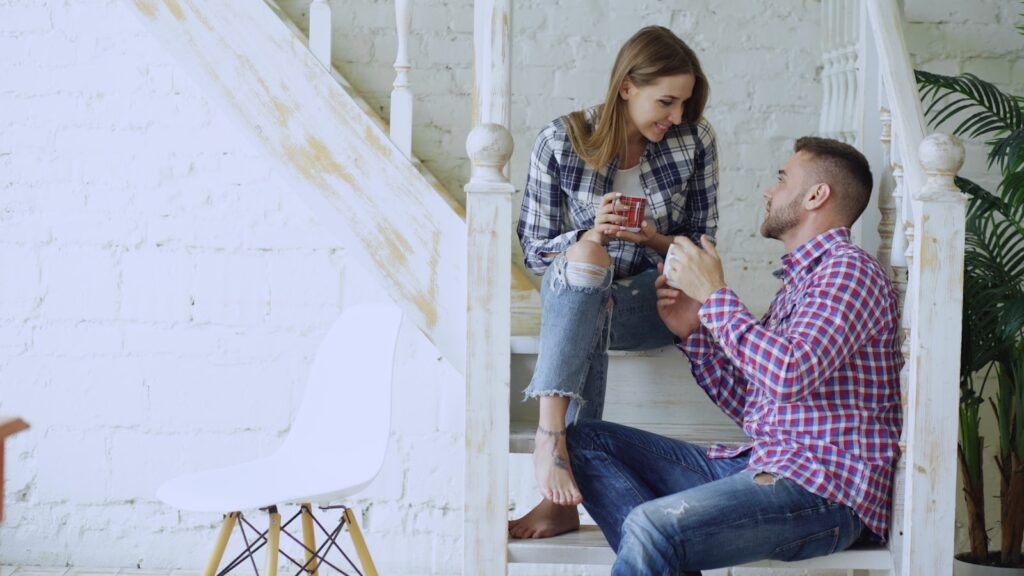 Casal conversando com atenção em um ambiente tranquilo