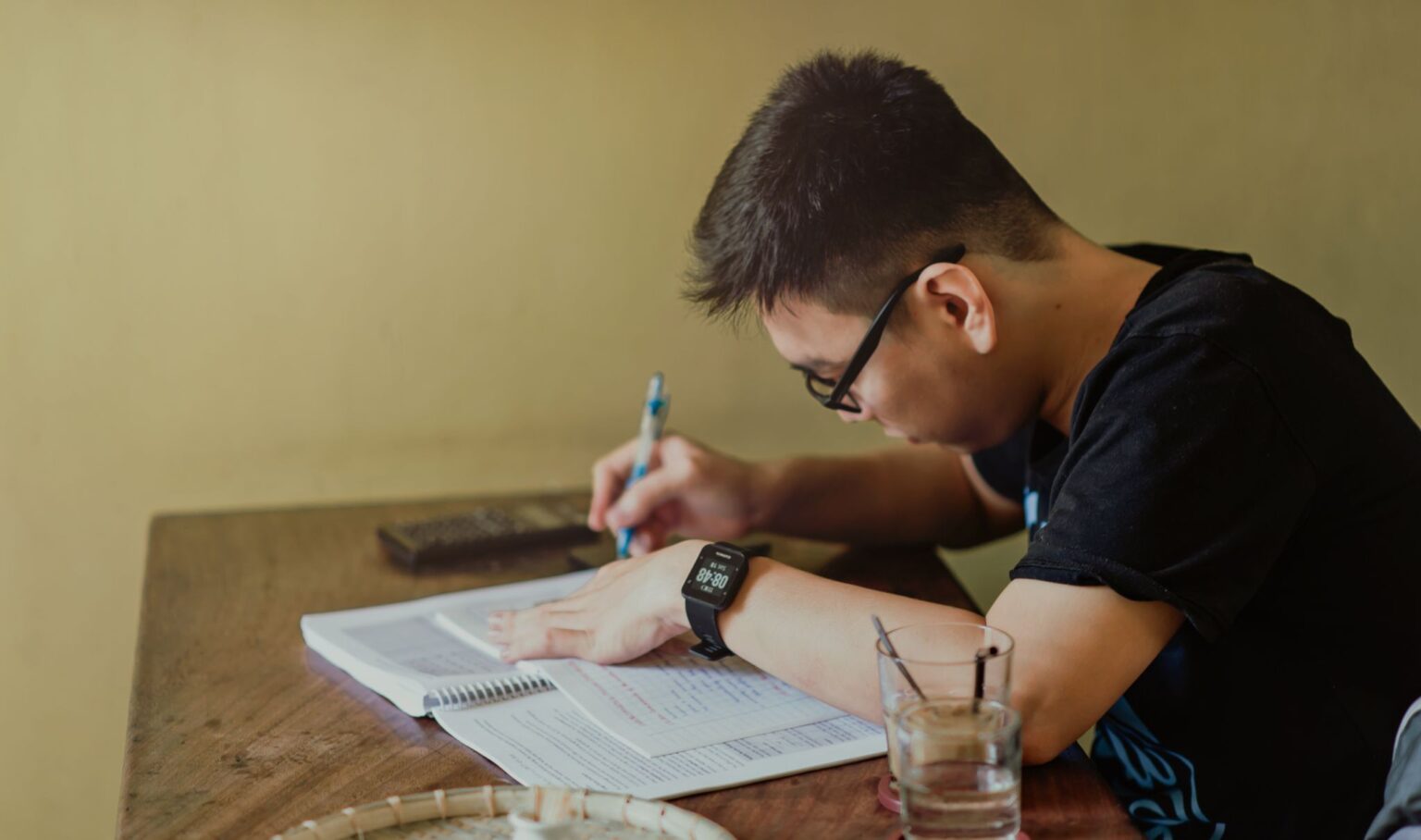 Leitura do livro Essencialismo: pessoa estudando e fazendo anotações