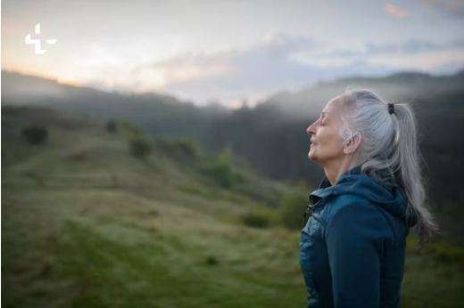 hábitos de longevidade: mulher observando o nascer do sol nas colinas