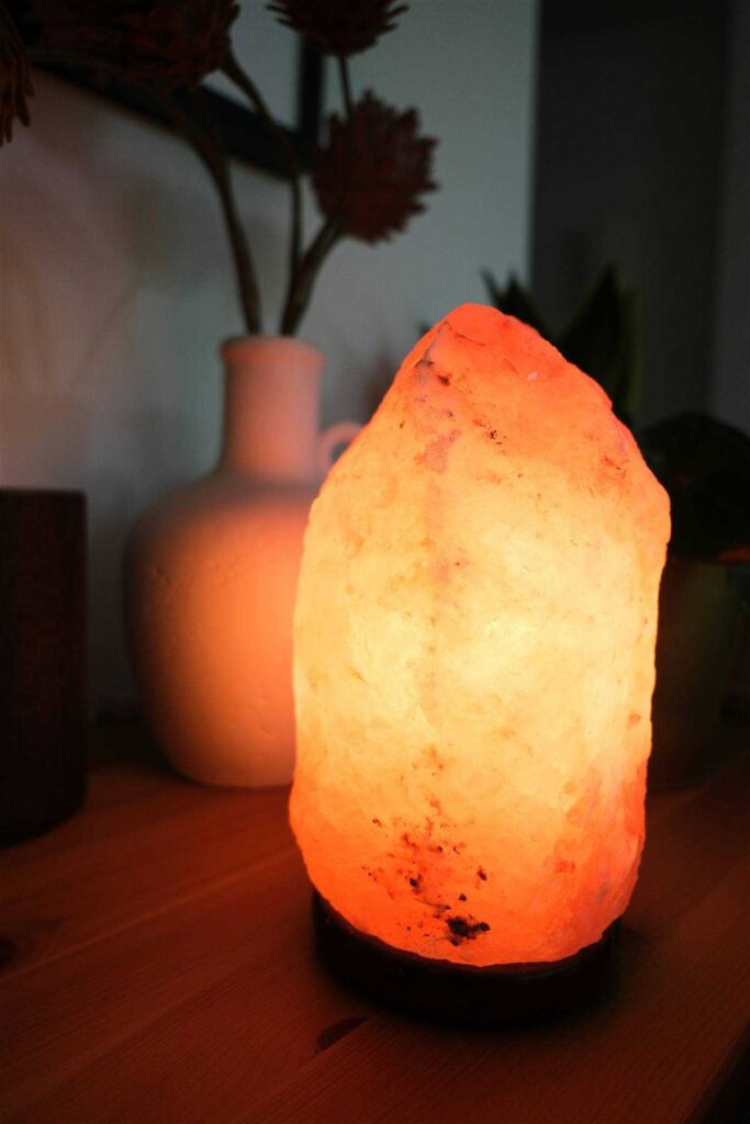 Luminária de sal do Himalaia acesa à noite em ambiente relaxante