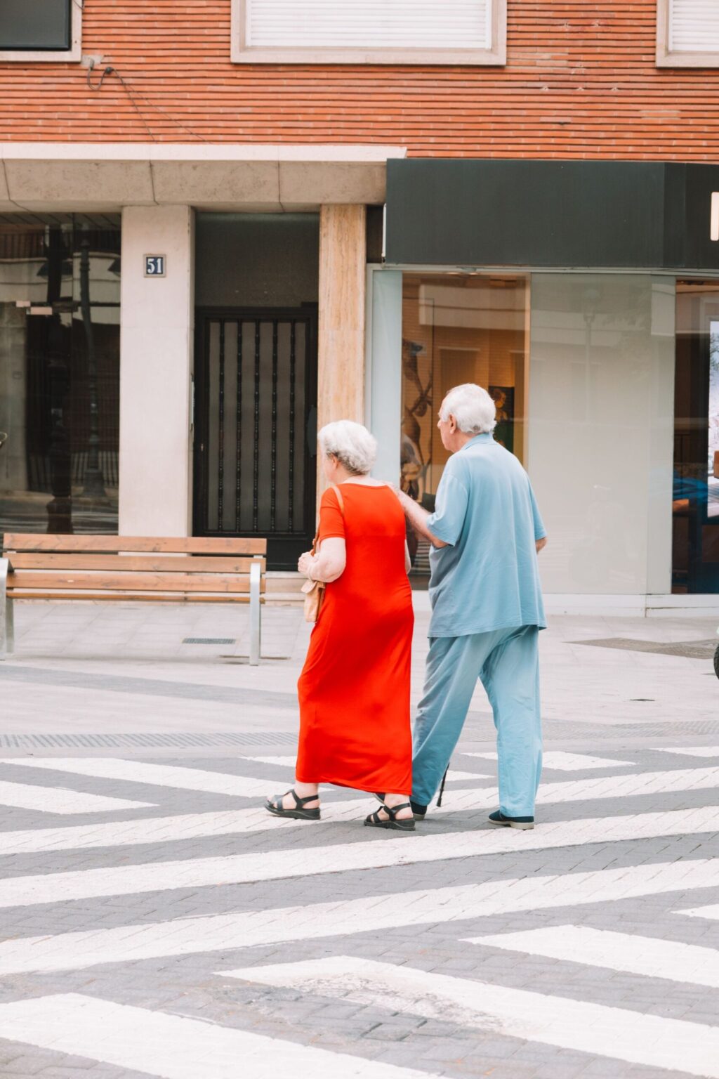Casal idoso caminhando na rua, hábito que apoia a memória