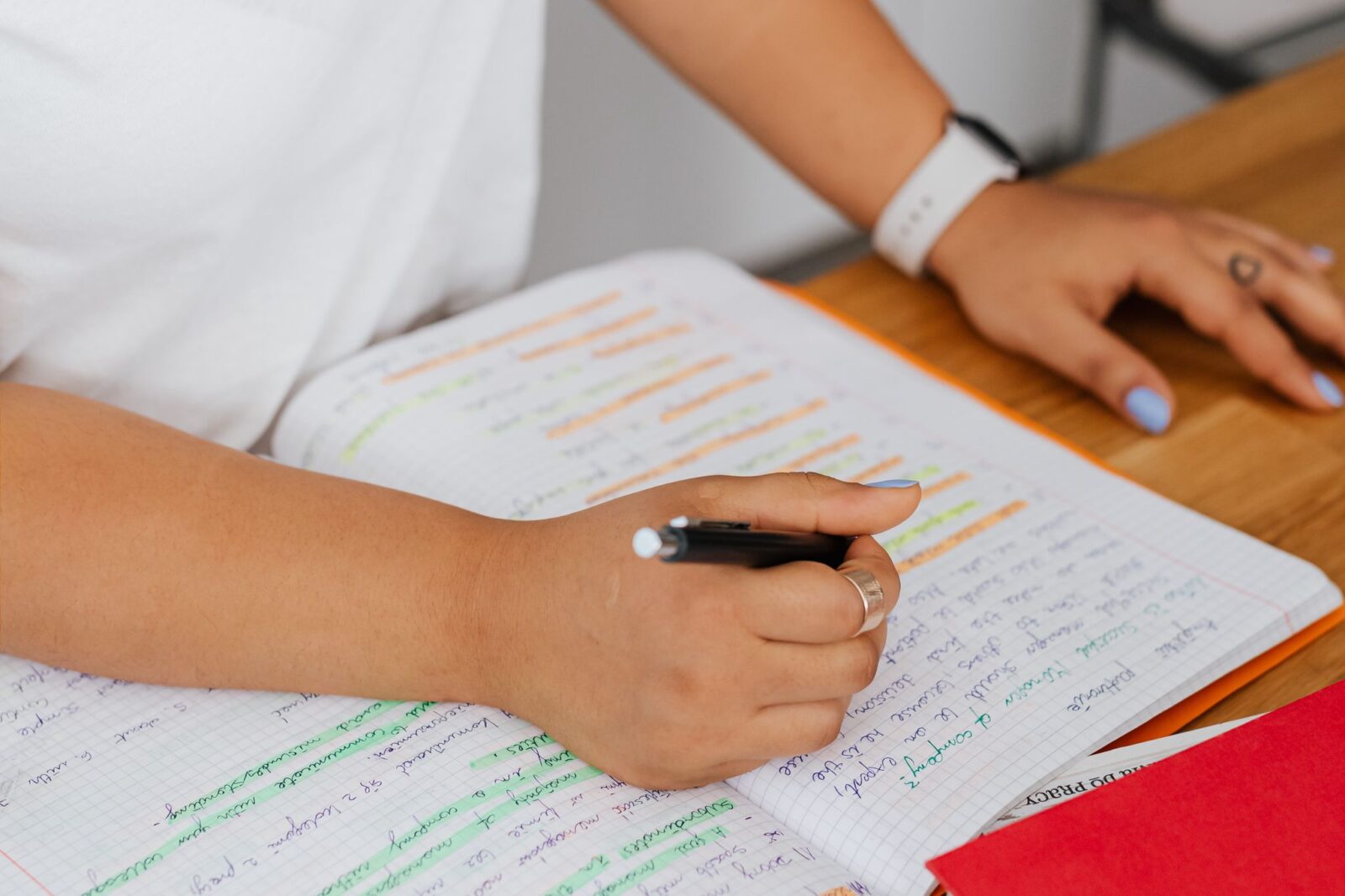 Memória: anotações coloridas em caderno durante o estudo