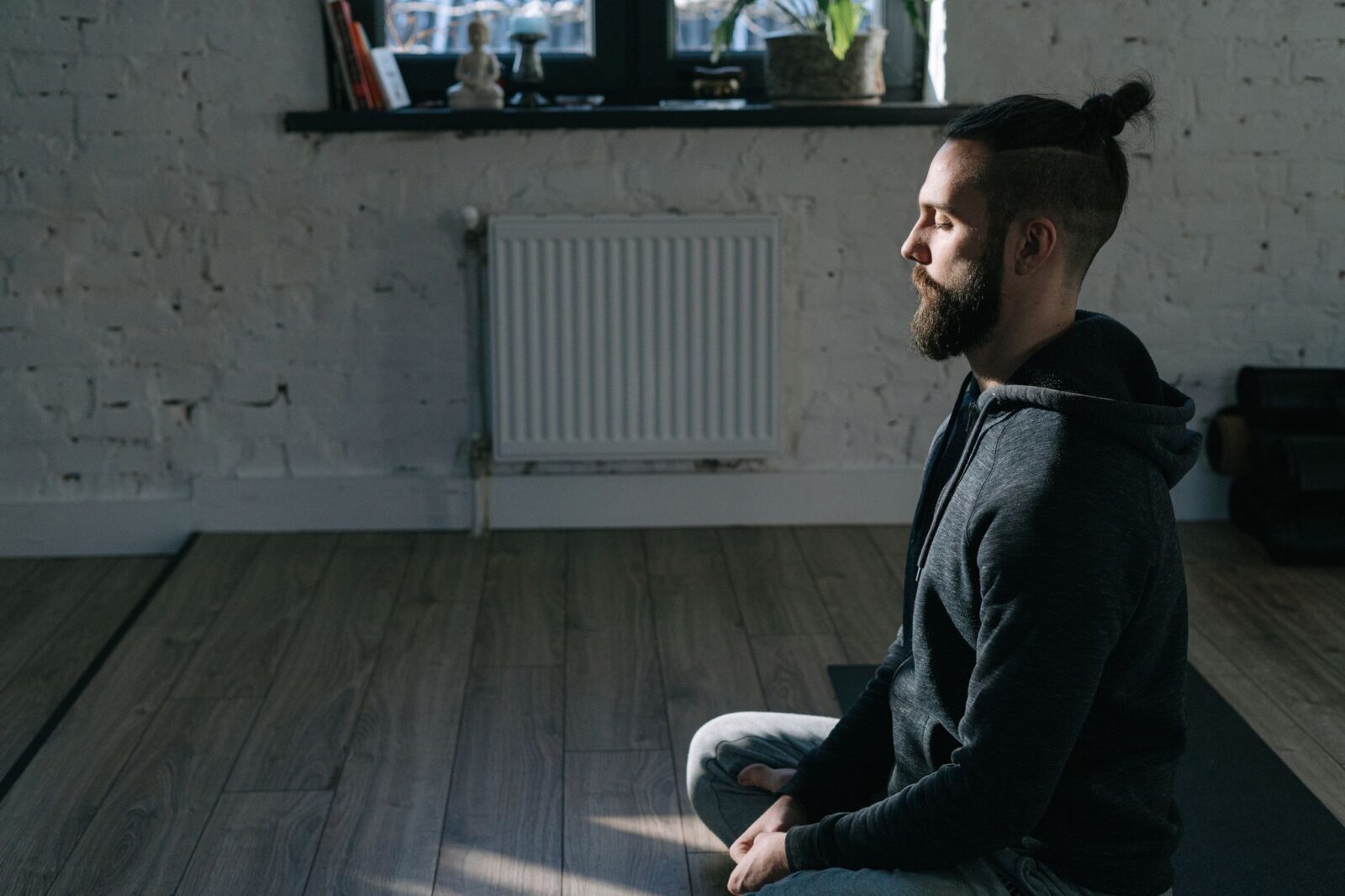 Mindfulness: homem praticando atenção plena sentado em meditação