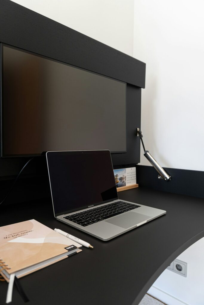 Mesa de trabalho organizada com laptop, simbolizando o foco em uma tarefa de cada vez no monotasking