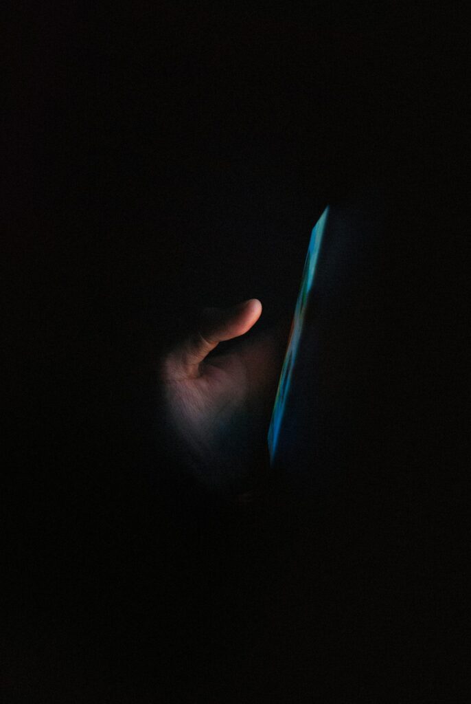 Motivação viral: pessoa assistindo vídeos motivacionais no celular