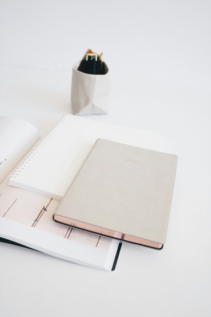 Caderno e planner abertos sobre a mesa, para planejamento de metas SMART