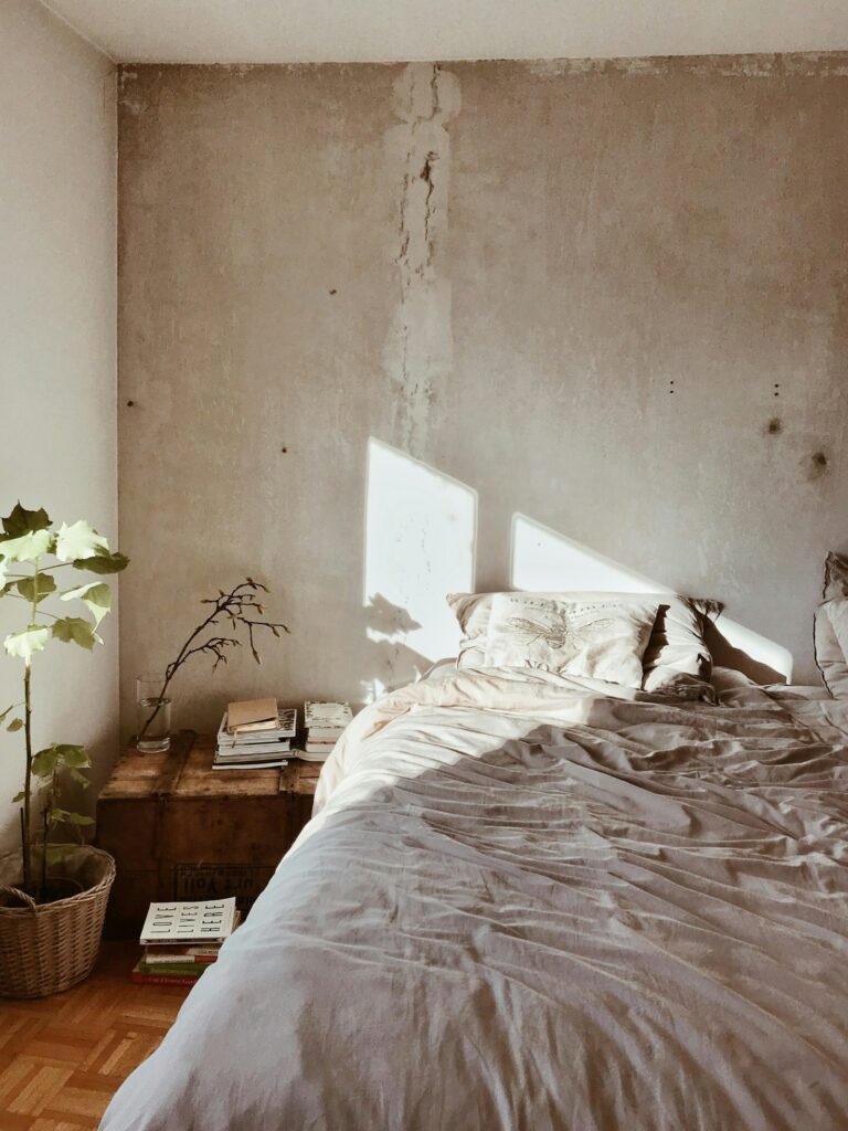 Quarto aconchegante com luz da manhã entrando, representando higiene do sono