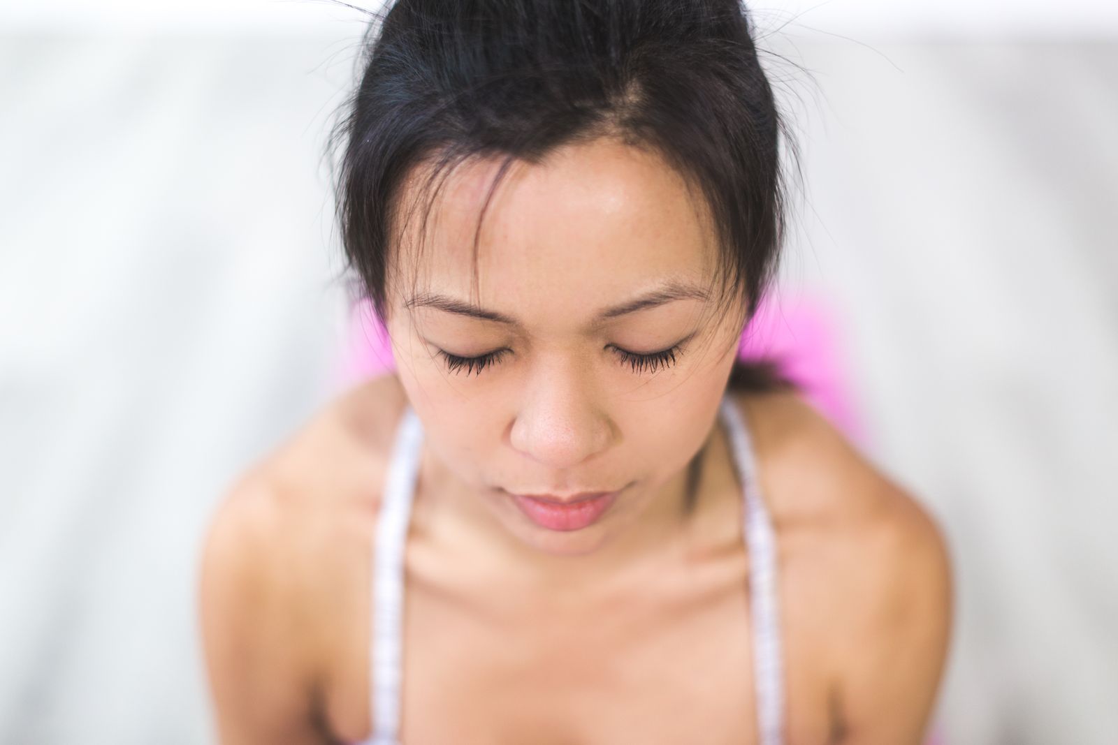 regulação emocional: mulher com olhos fechados praticando respiração calma