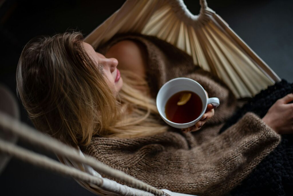 Slow living: momento de pausa com xicara de cha