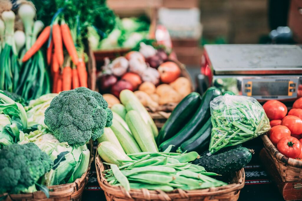 Cesta de vegetais frescos ricos em fibras para a saúde intestinal