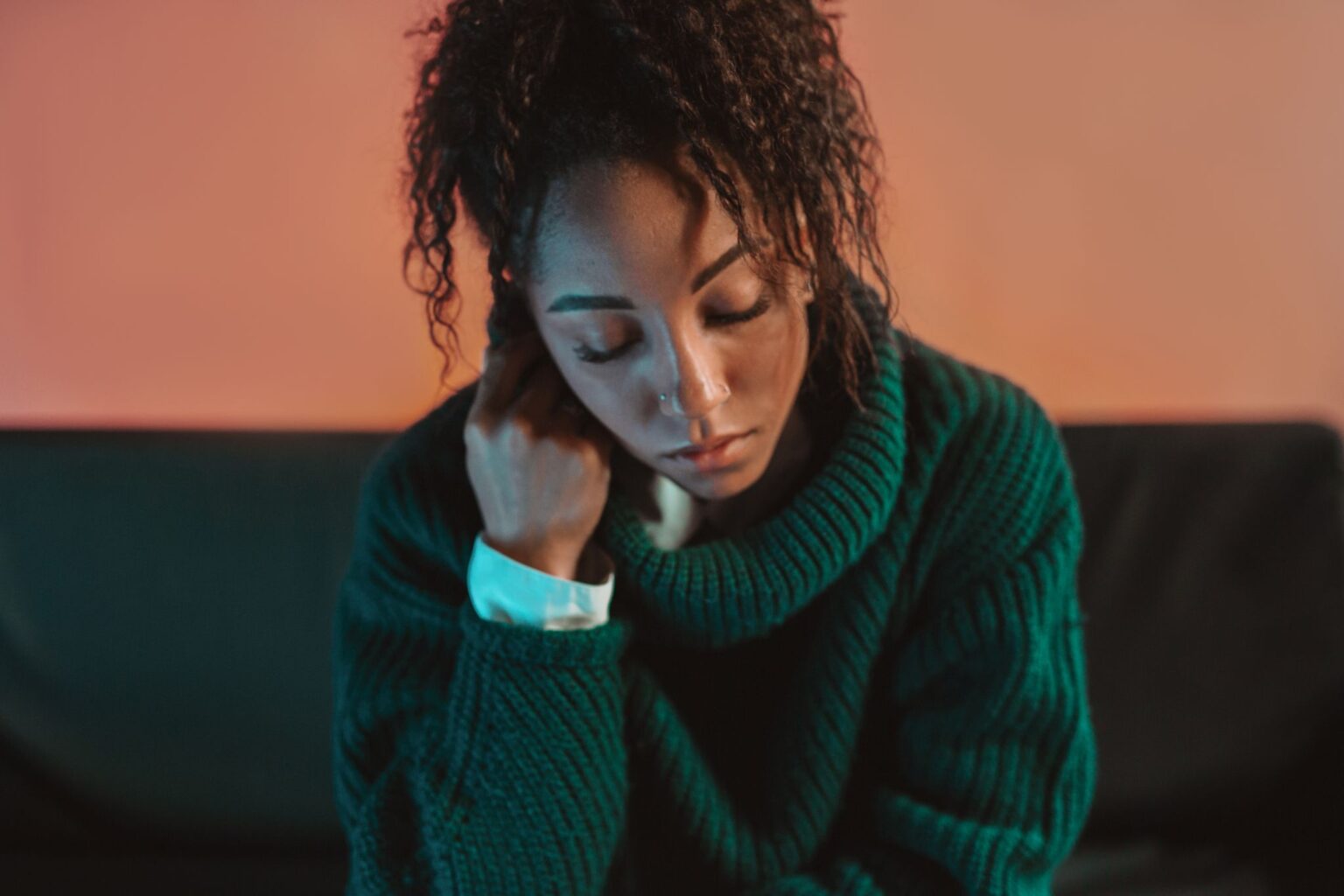 A Coragem de Ser Imperfeito: mulher contemplativa
