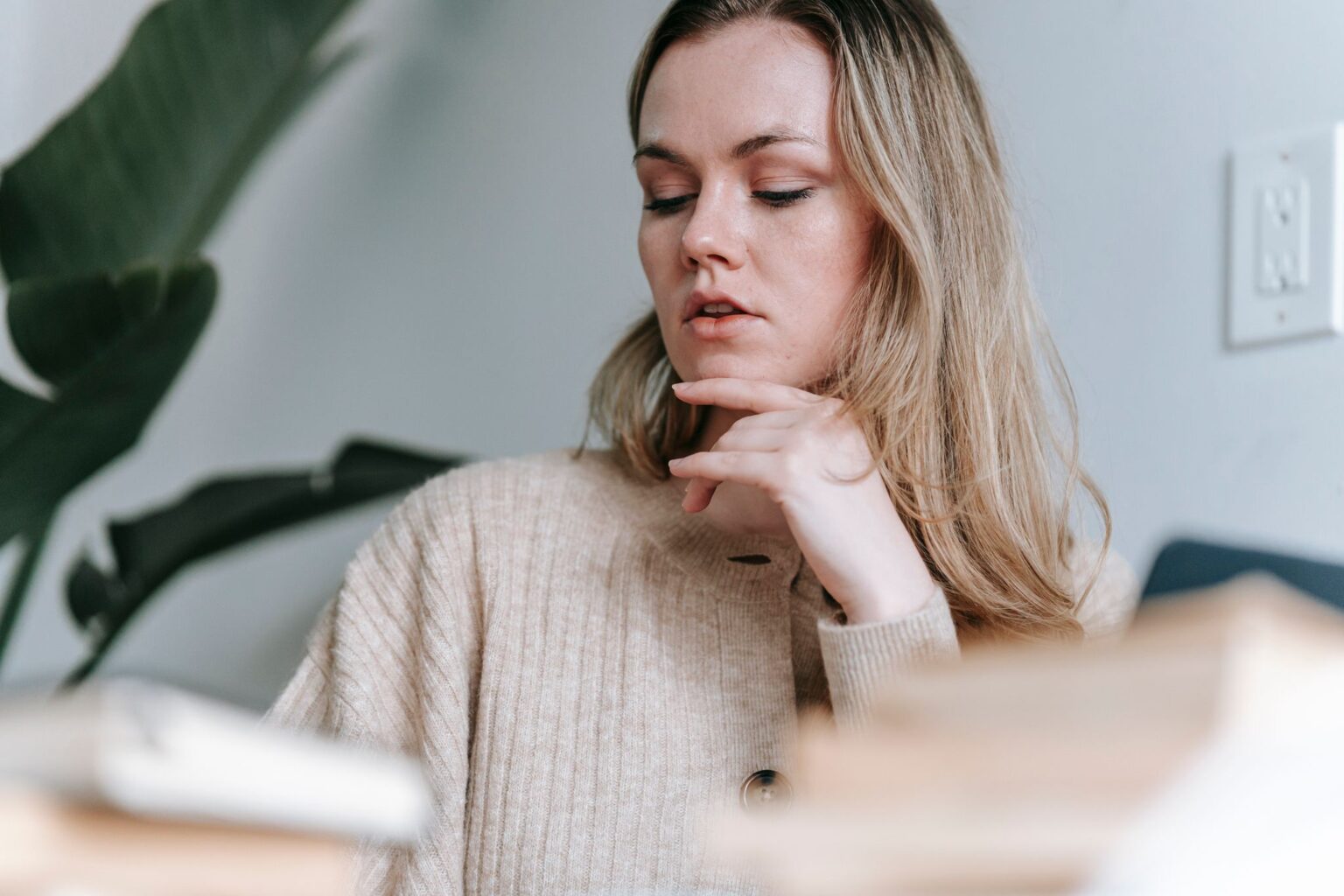 A Coragem de Ser Imperfeito: mulher lendo um livro em casa