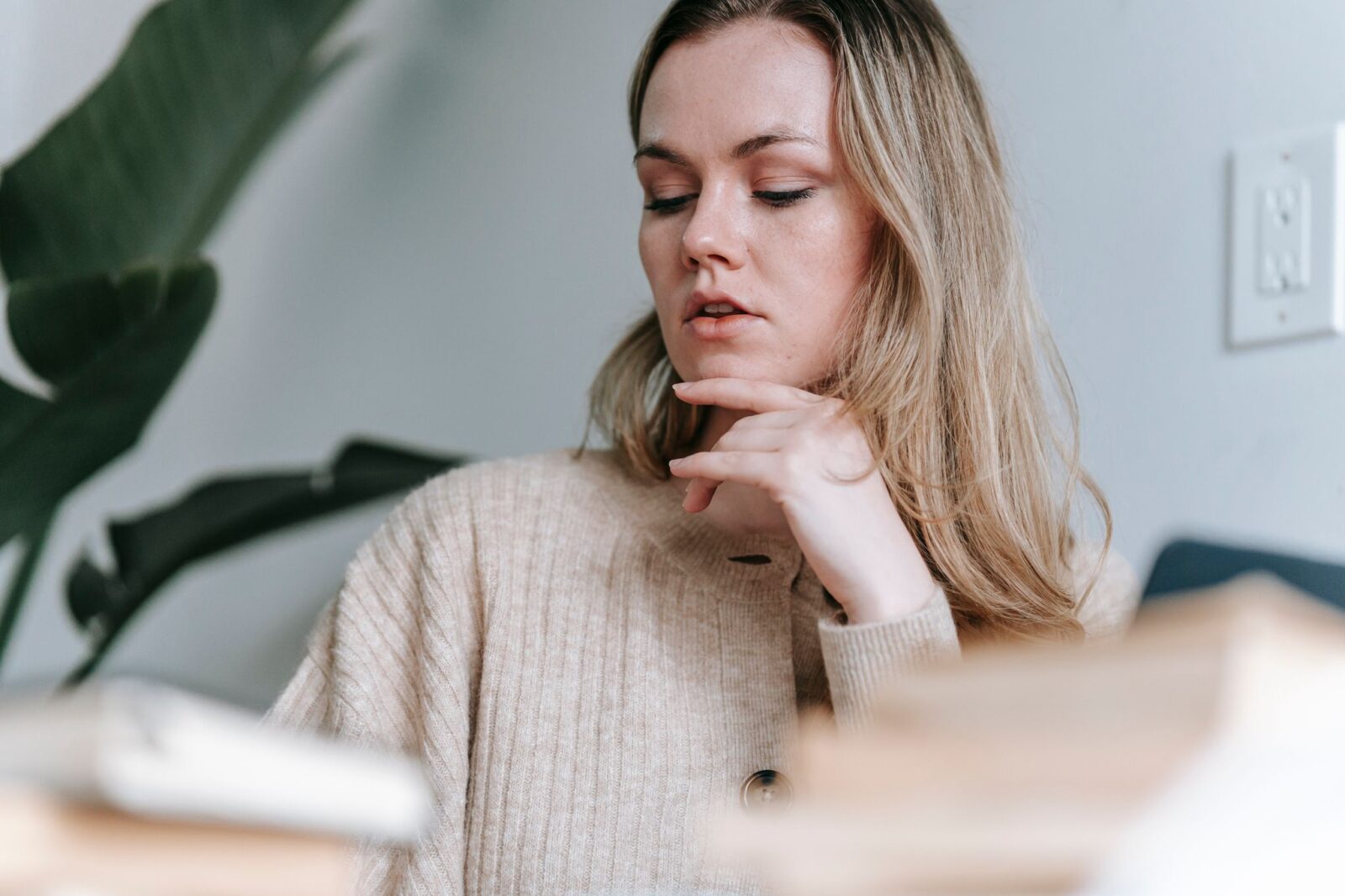 A Coragem de Ser Imperfeito: mulher lendo um livro em casa