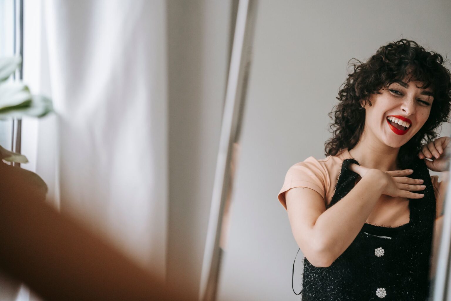 Autoestima: mulher sorrindo para o próprio reflexo