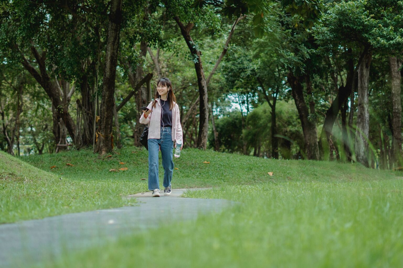Caminhada: mulher sorrindo durante uma caminhada no parque
