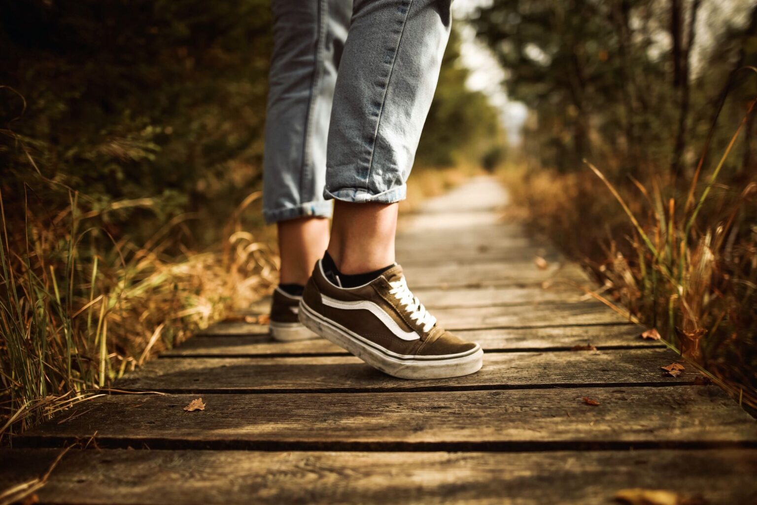 Galaxy Fit3: pessoa caminhando em um caminho de madeira