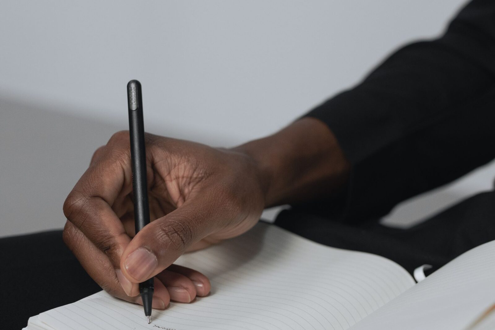 Disciplina: mão escrevendo um planejamento no caderno