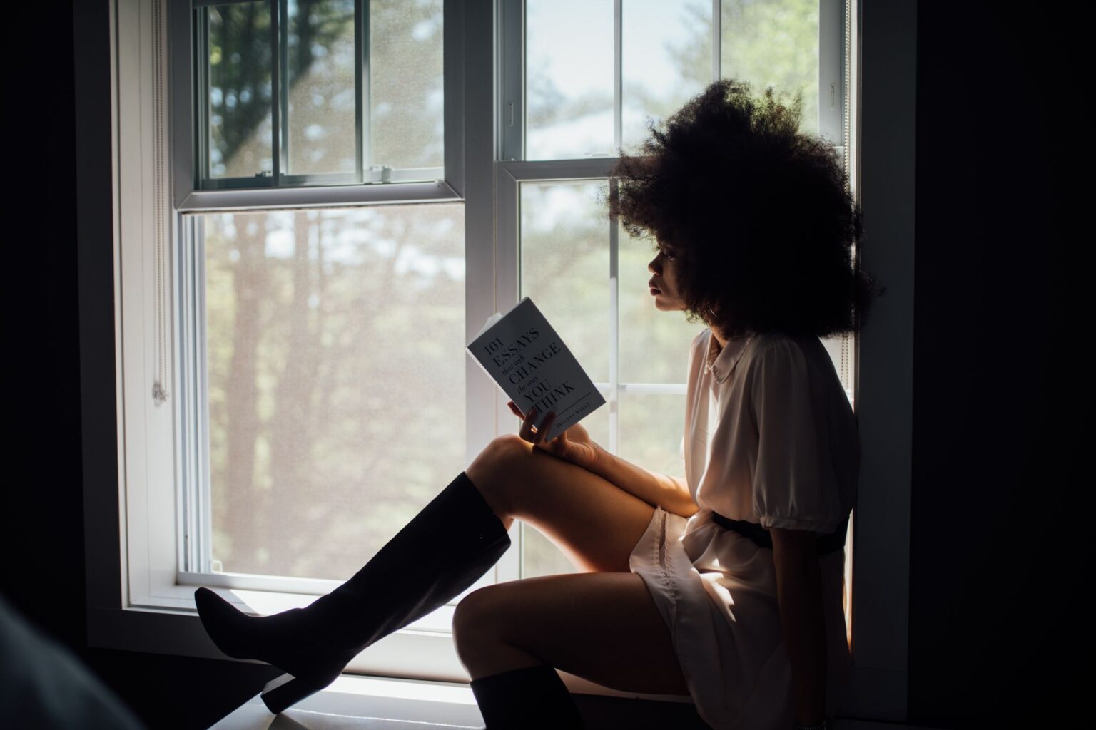 Em Busca de Sentido: mulher lendo um livro com calma