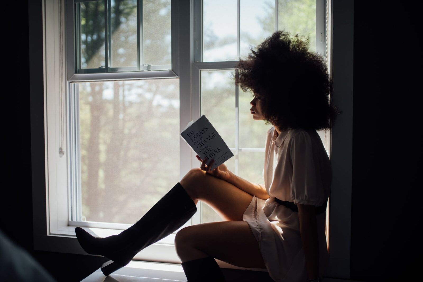 Em Busca de Sentido: mulher lendo um livro com calma