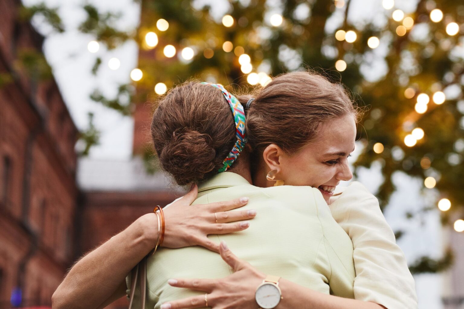 Empatia: duas amigas se abraçando com carinho