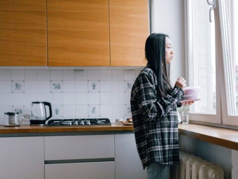Fome Emocional: Psicóloga Explica 5 Diferenças da Fome Física