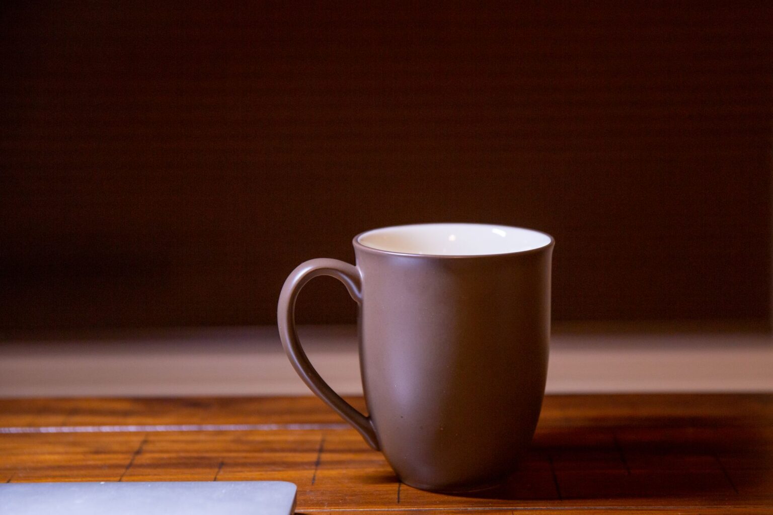 Caneca de cerâmica sobre uma mesa de madeira