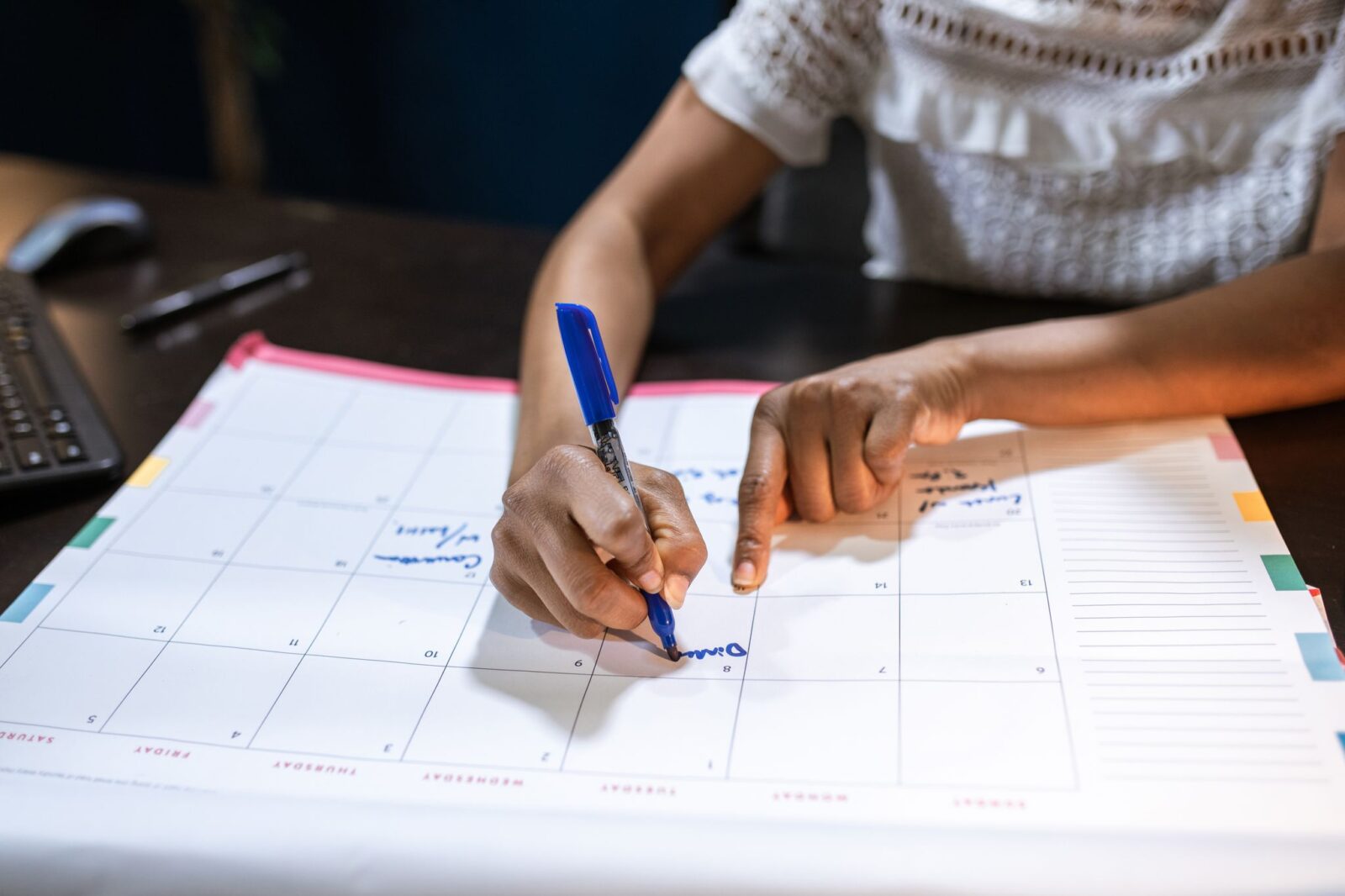 Frases sobre hábitos: mão escrevendo um plano na agenda semanal