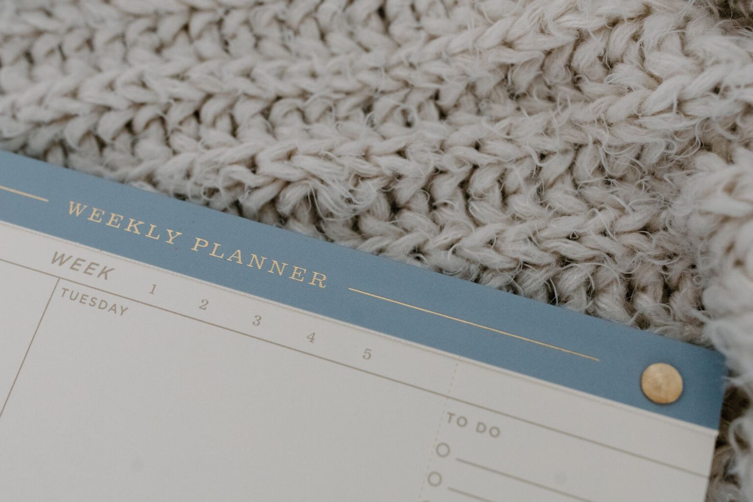 Planner semanal sobre a mesa, usado para acompanhar hábitos