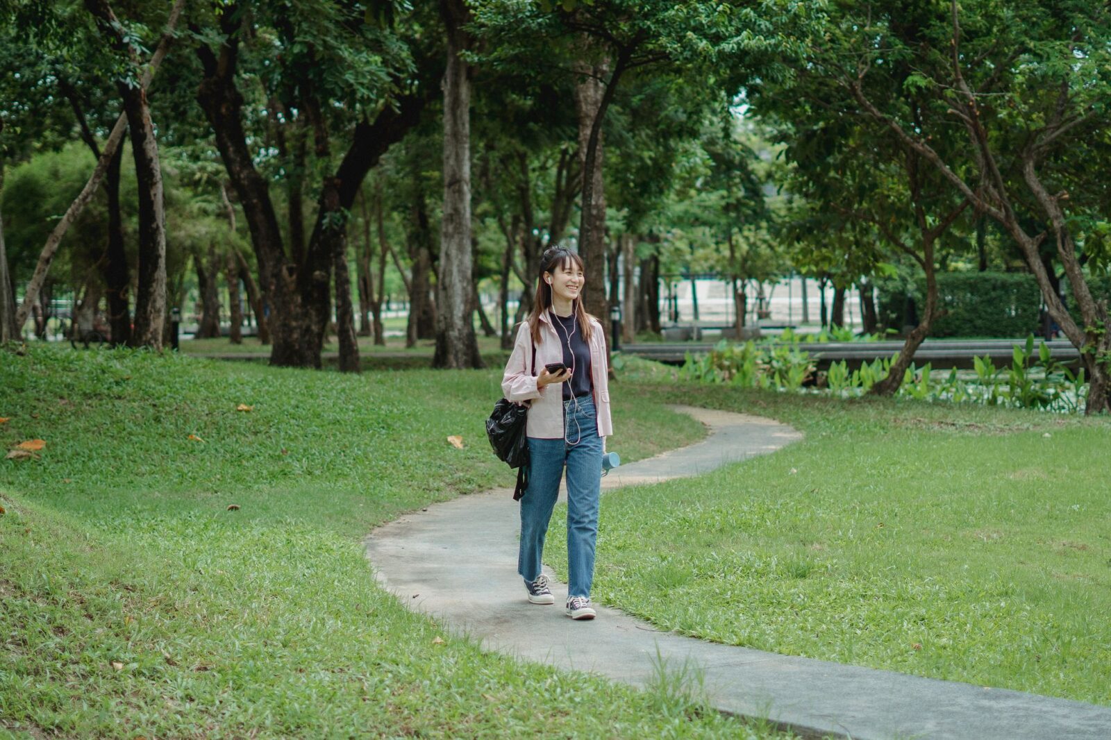 Galaxy Fit3: mulher caminhando com fones de ouvido